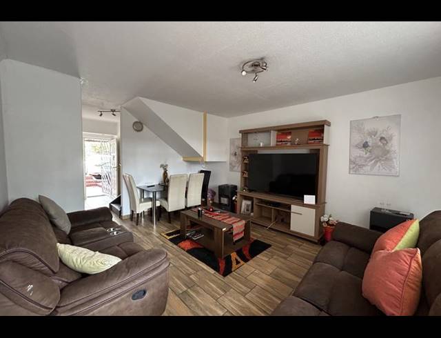 3 BEDROOM TOWNHOUSE FOR SALE IN BEDFORD GARDENS